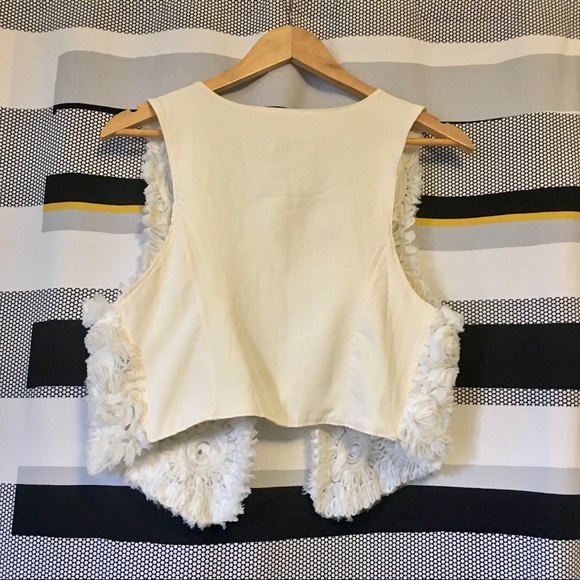 Cream Vest with Tulle Rosettes - Picture 4 of 4